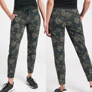 Athleta Trekkie North Jogger Floral Black & Green Floral Women's Sz 4 Pants EUC